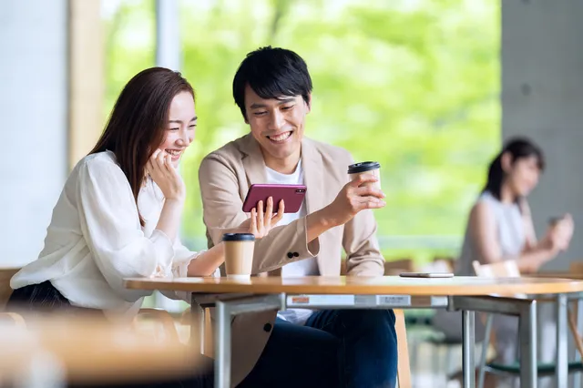 カフェでデートする男女