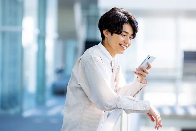 スマホを操作する若い男性