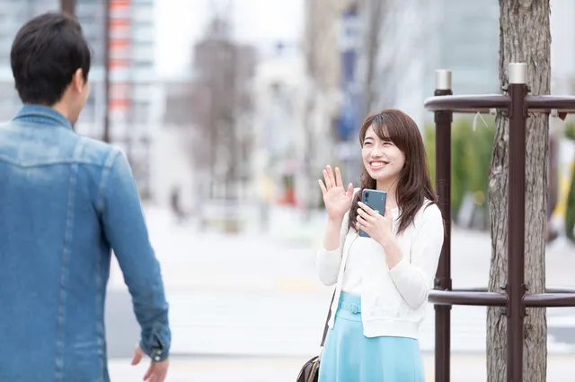 待ち合わせする男女