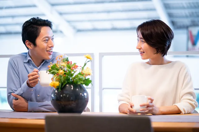 会話する男女