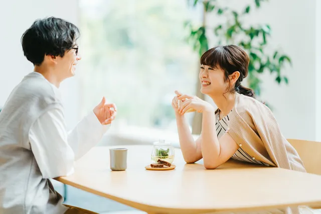 楽しく会話する男女
