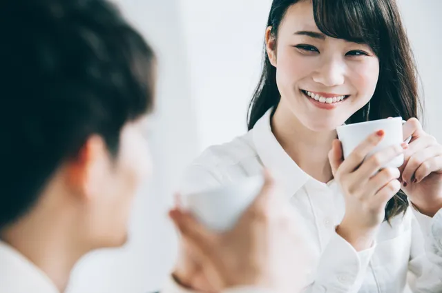 楽しく会話する男女
