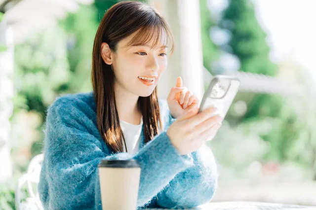 スマホを操作する若い女性