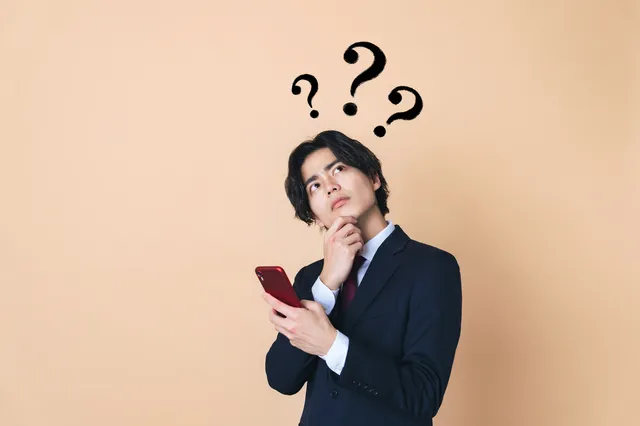 疑問を抱く男性