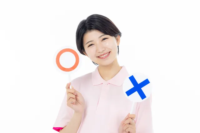 丸を持つ女性