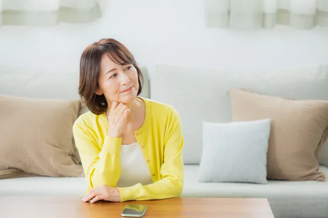 考える50代女性
