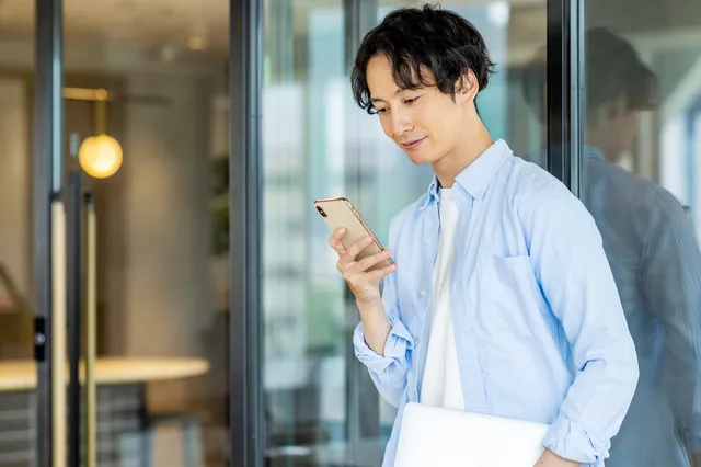 スマホを見る男性