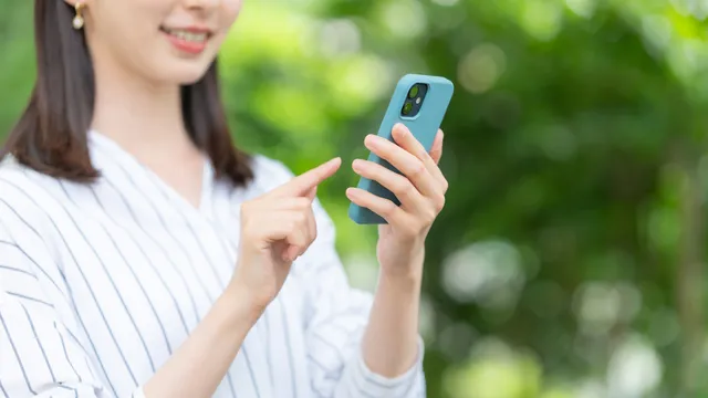 スマートフォンを操作する女性