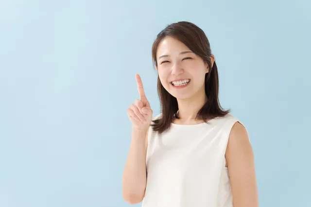 チェックポイントを示す女性