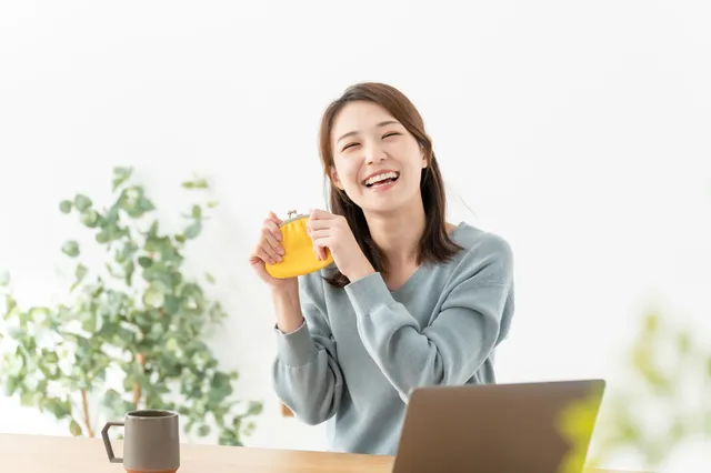 パソコンの前でくつろぐ女性