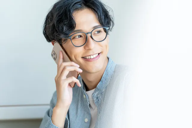 通話する男性