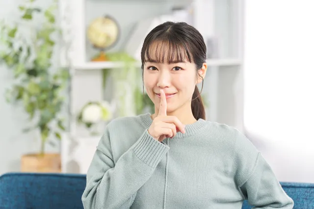 秘密のポーズをとる女性